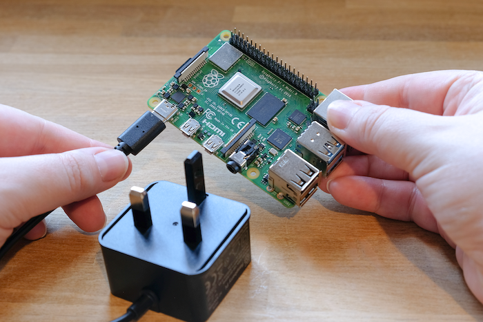 Netzteil in Raspberry Pi einstecken